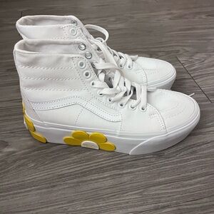 VANS white High-Top platform Sneakers with Yellow Flower Accents daisy NWOT